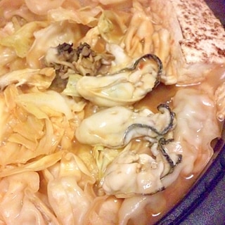 牡蠣と餃子、豚肉のキムチ鍋